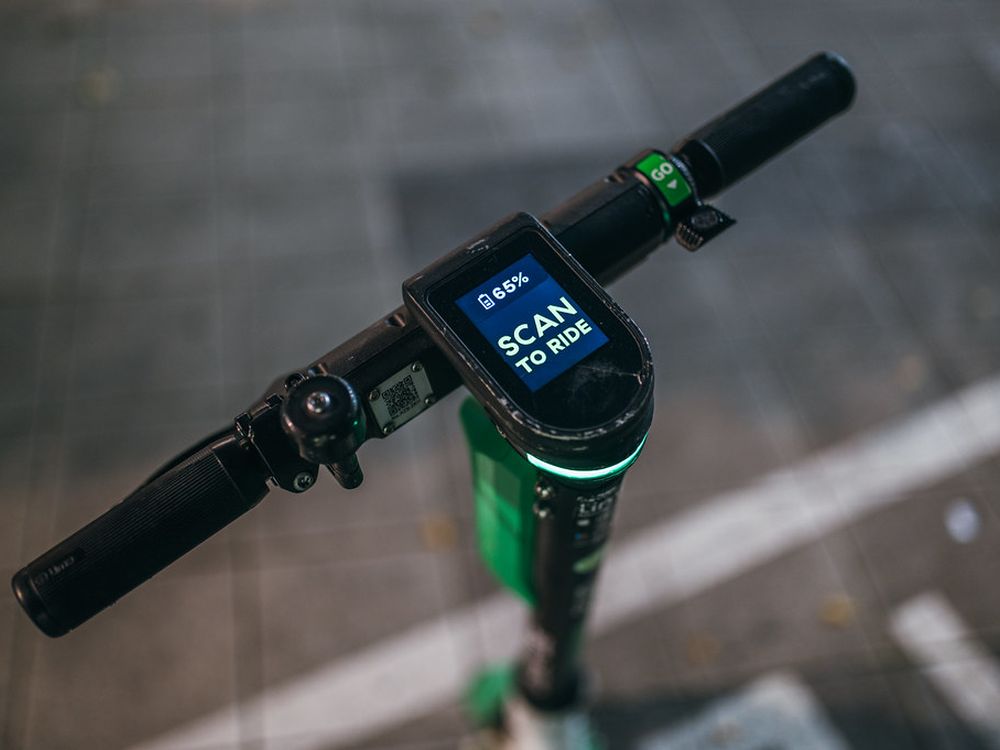 Close-up of an e-scooter handlebar display showing the battery charge